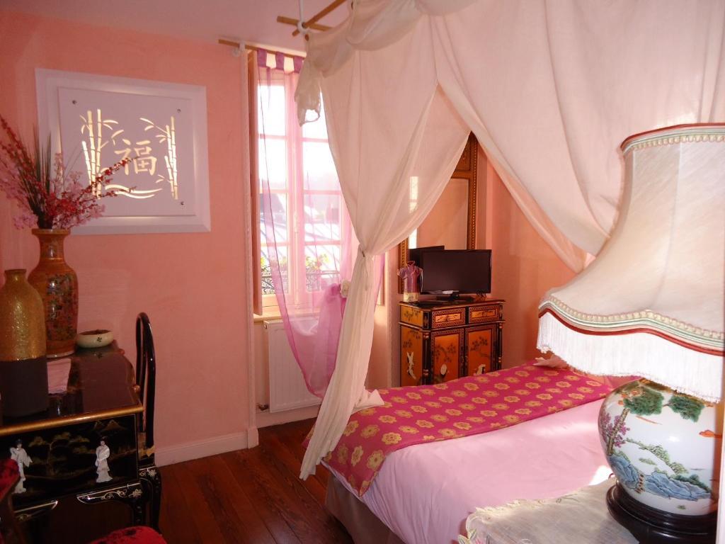 Logis Deritel Bed & Breakfast Montsurs Exterior photo